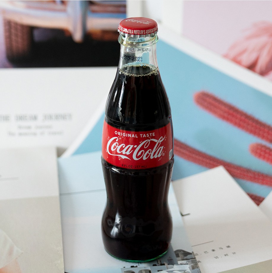 les boissons non alcoolisées en verre 370ml mettent en bouteille l'emballage en verre de soude de cola avec le logo fait sur commande